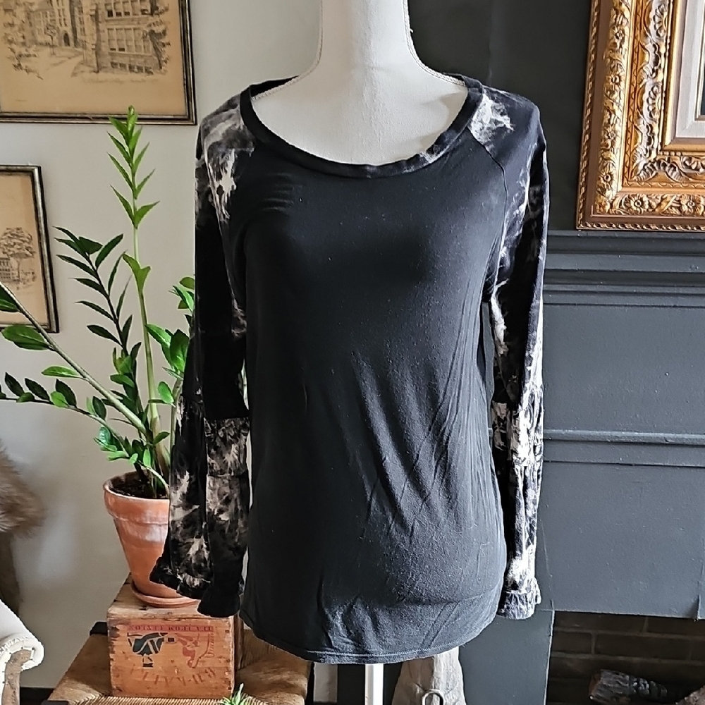 Black and Gray Long Sleeve Tee with Classic Style